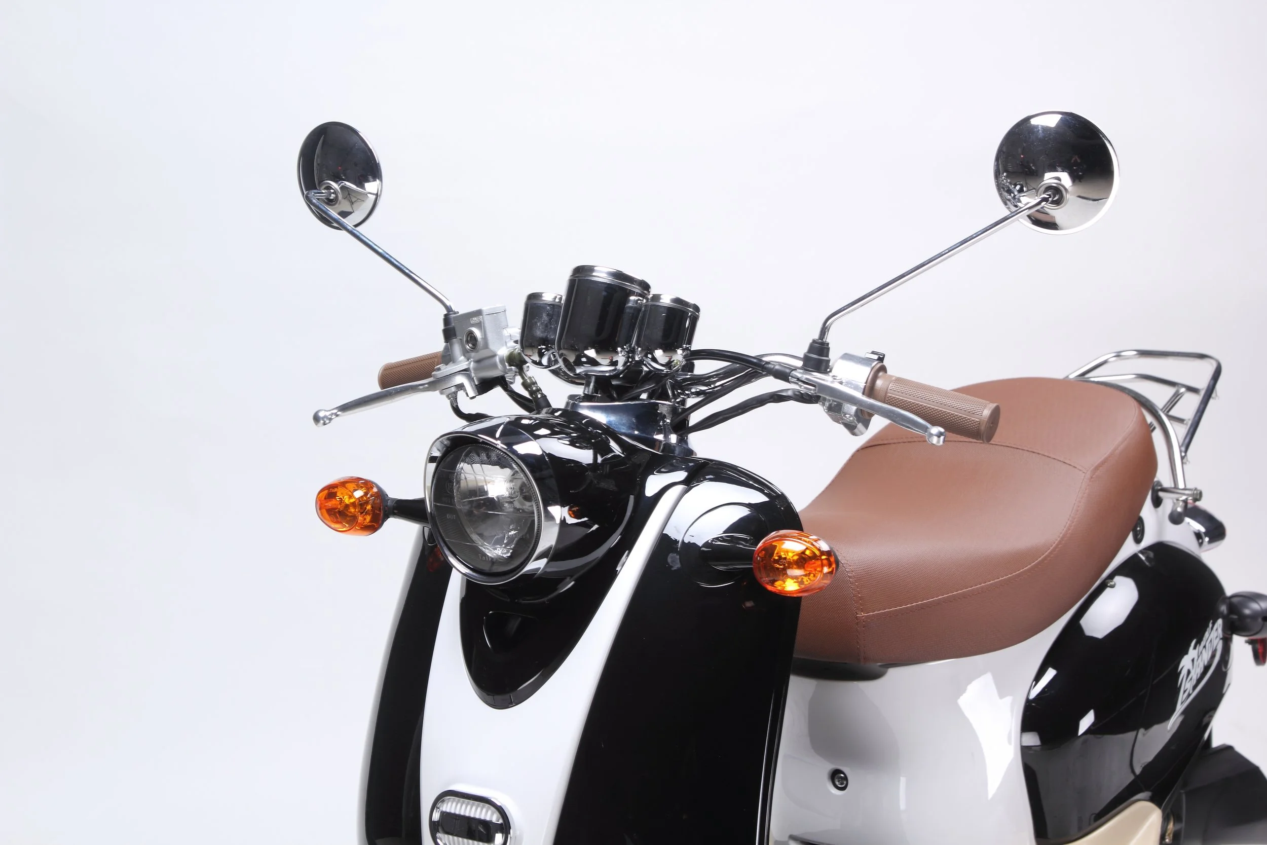 2026 Wolf Islander 50 scooter — three-quarter rear view 3