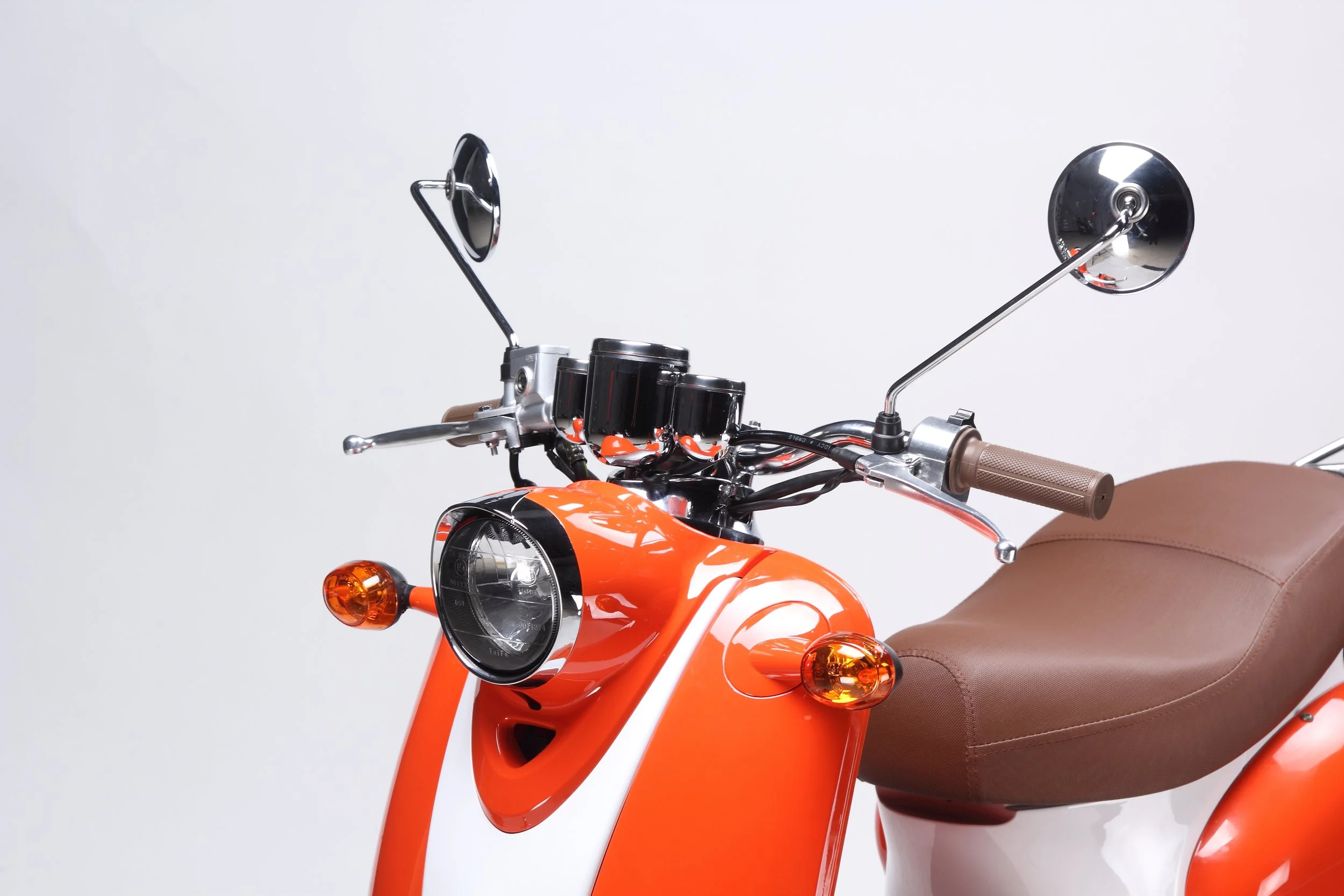 2026 Wolf Islander 50 scooter — side profile view 4
