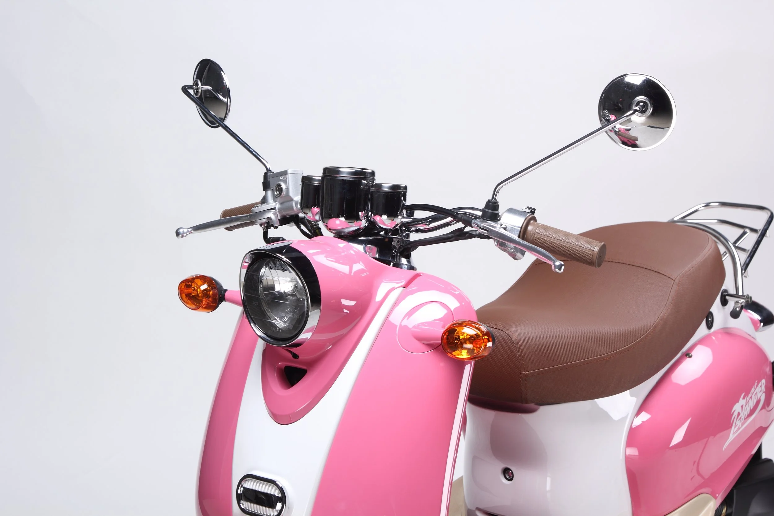 2026 Wolf Islander 50 scooter — front three-quarter view 4
